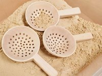 Cosy cucchiai da sabbia in legno con fori e manico corto - set da 3