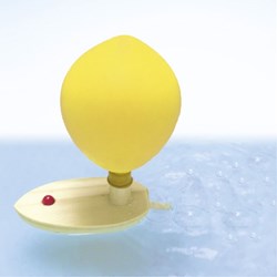 Goki barca a palloncino in legno giocattolo - divertimento colorato sull'acqua