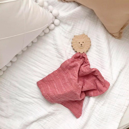 Tikiri copertina leone rosa scuro con massaggiagengive in gomma naturale 25x23cm-3