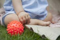 Mom's Care giocattolo sensoriale palla massaggiante blu per neonati e bambini-3