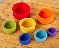 Cosy ciotole ad incastro arcobaleno in feltro set giocattolo - ciotole sensoriali colorate