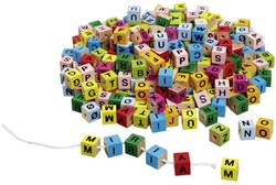 Goki Cubi in legno da infilare sul filo con lettere stampate