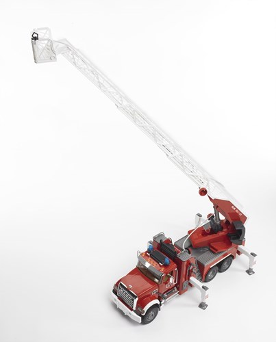 Bruder camion dei pompieri Mack Granite con scala, luci e pompa d'acqua giocattolo-2