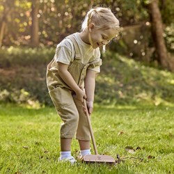 Hape scopa da giardino giocattolo per bambini legno FSC ecologico