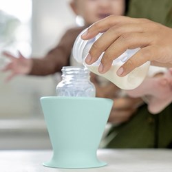 Ingenuity porta biberon Robin's Egg Blue - pratico supporto biberon per bambini
