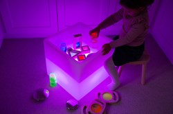 TickiT cubo sensoriale luminoso LED resistente all'acqua educativo